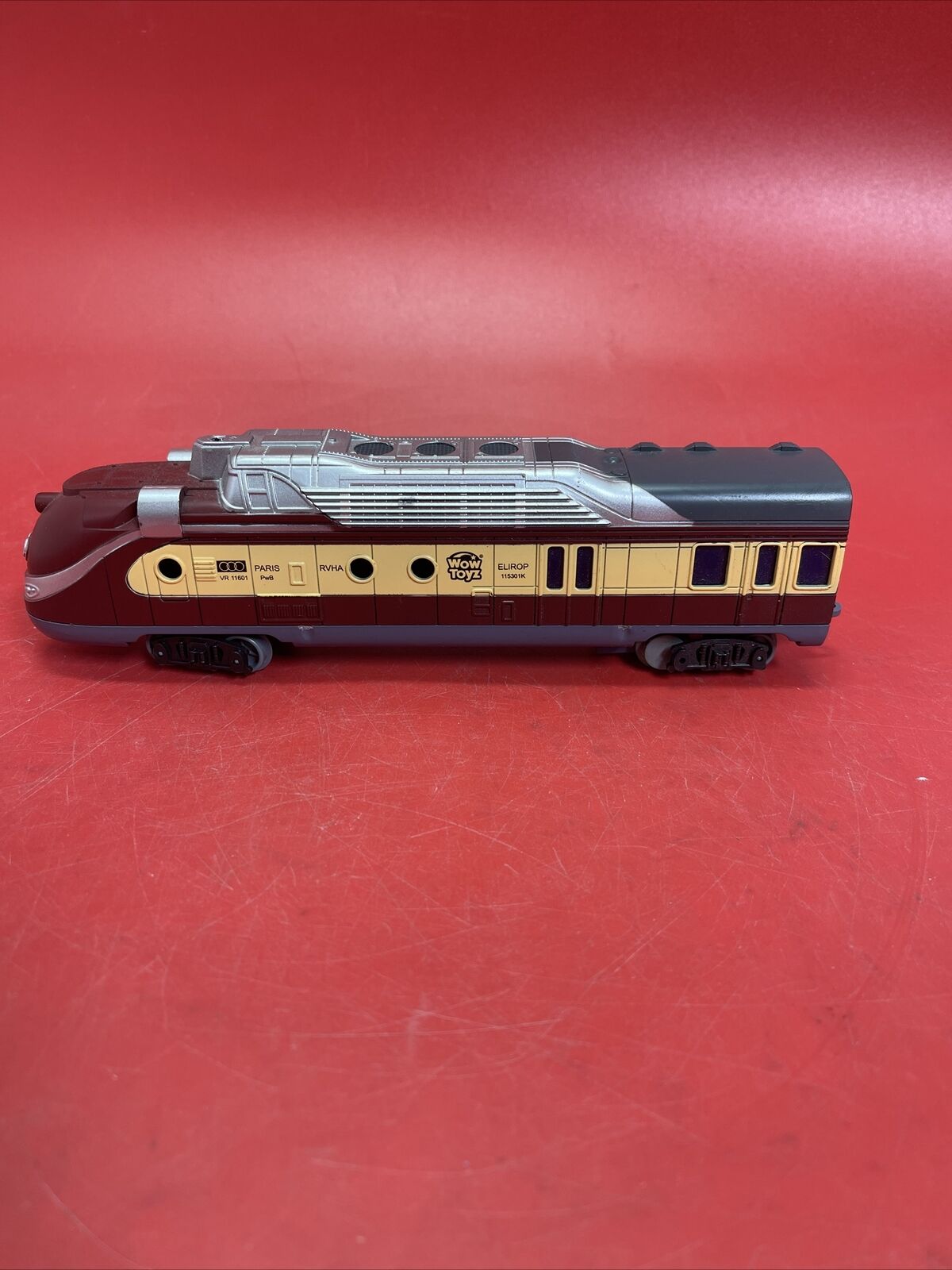 Vintage Battery-powered toy train engine with carriage Wow Toyz