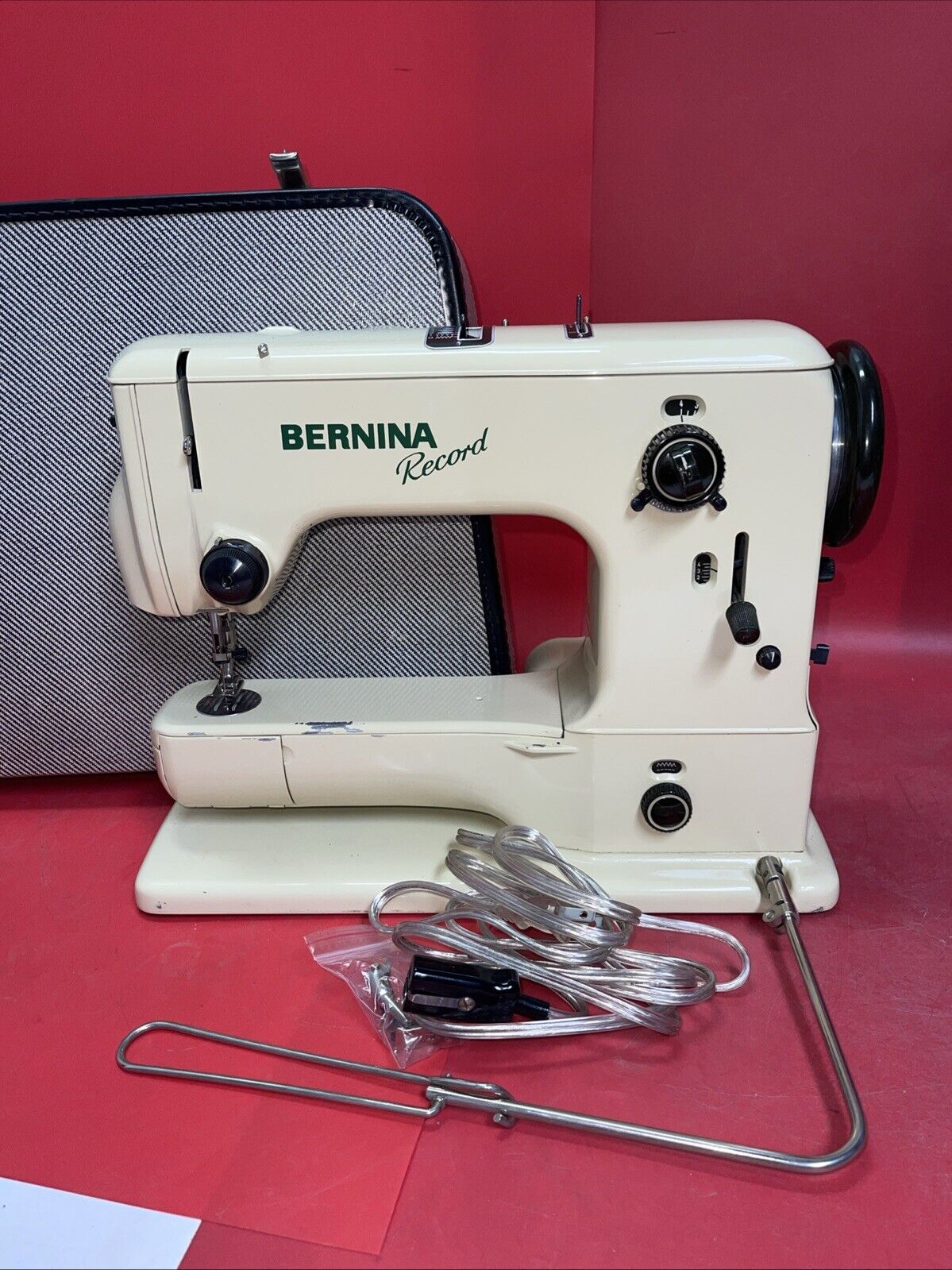 BERNINA 530 RECORD Sewing Machine with CASE Switzerland - Untested
