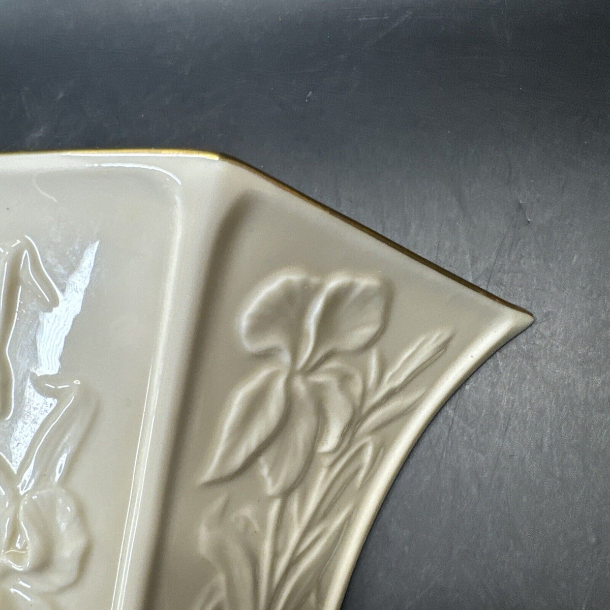 Lenox Masterpiece Porcelain Ivory Iris Wall Pocket Vase/Sconce Gold Trim
