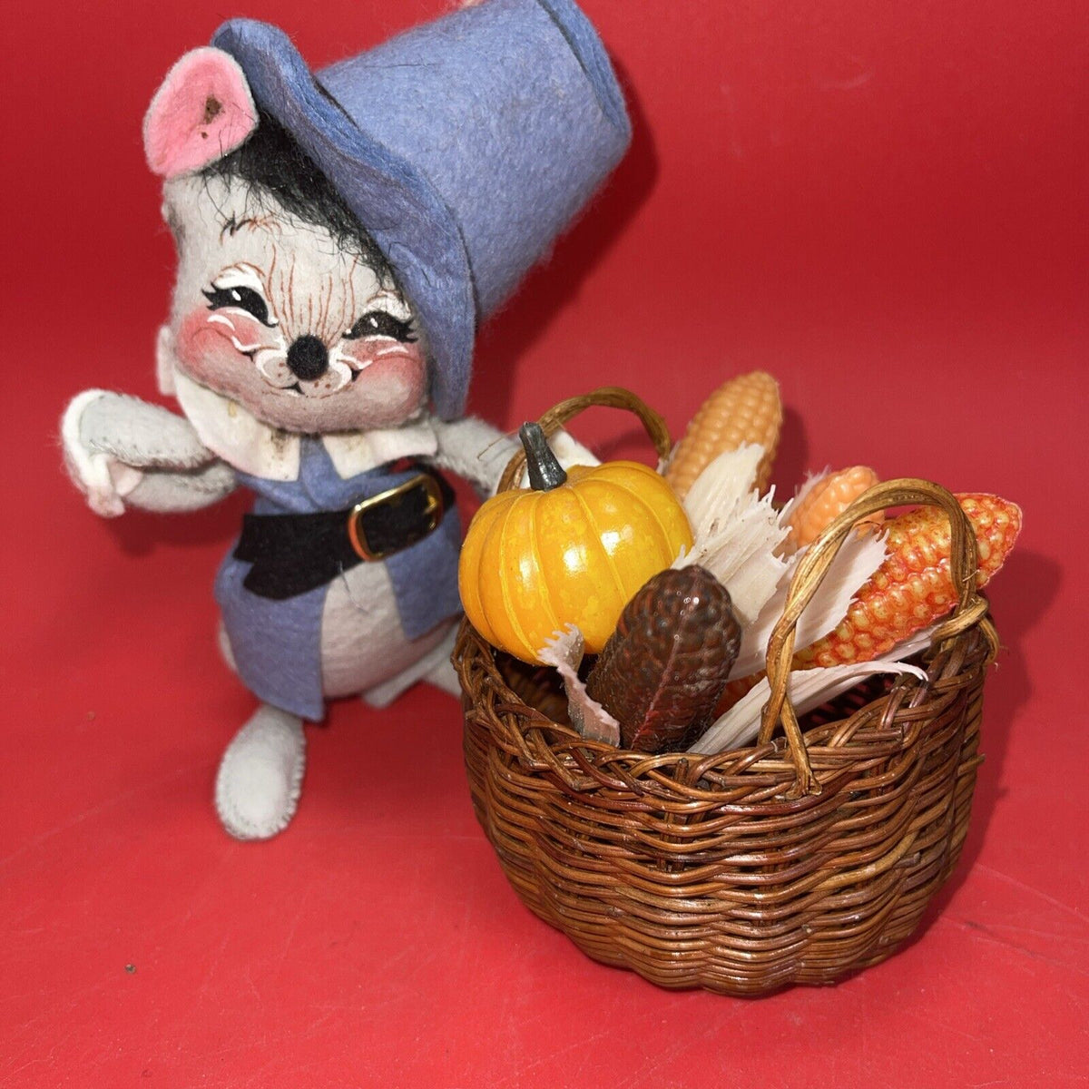 Annalee Mobilitee '93  Thanksgiving Pilgrim Mice Couple With Basket