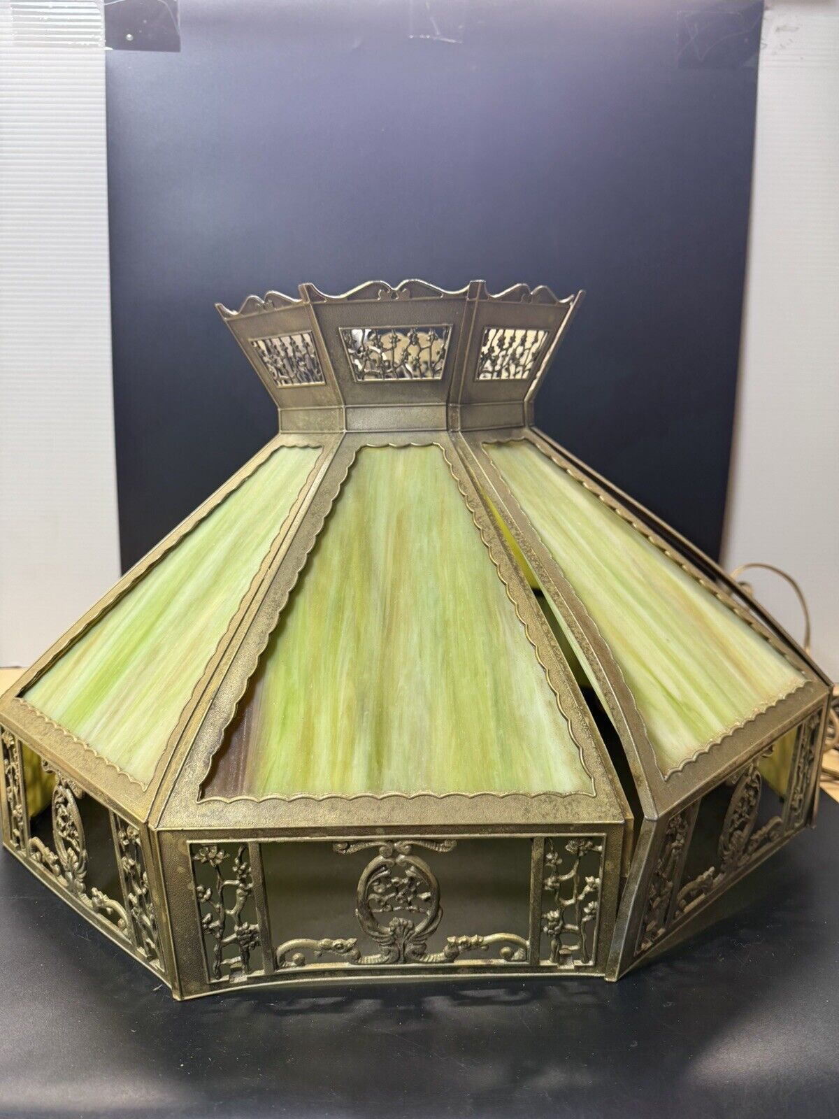 VINTAGE ENGLISH TUDOR TIFFANY STYLE SLAG GLASS HANGING LAMP LIGHT FIXTURE