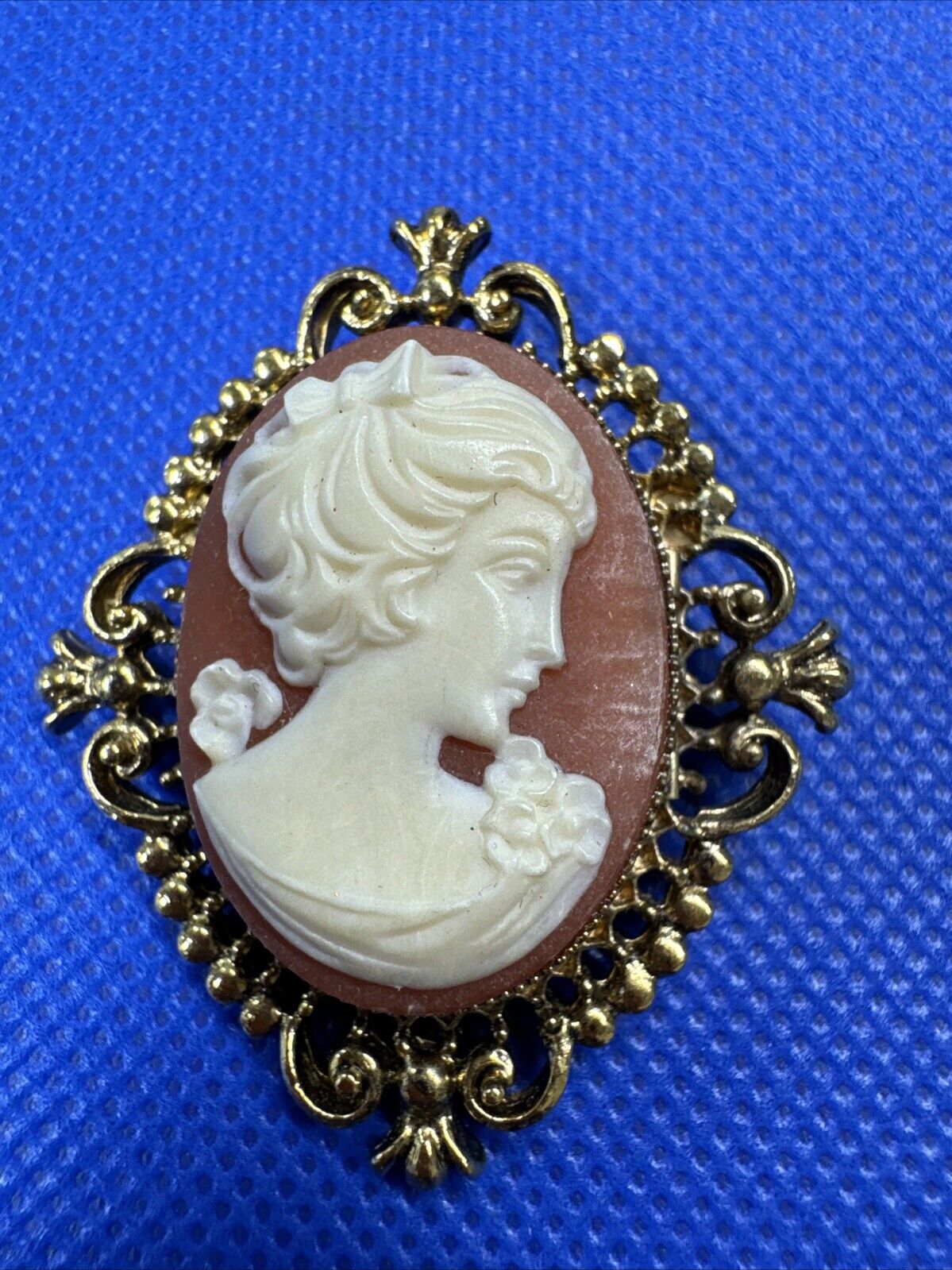 Vintage Avon Gold Tone Cameo Perfume Locket Brooch Pin