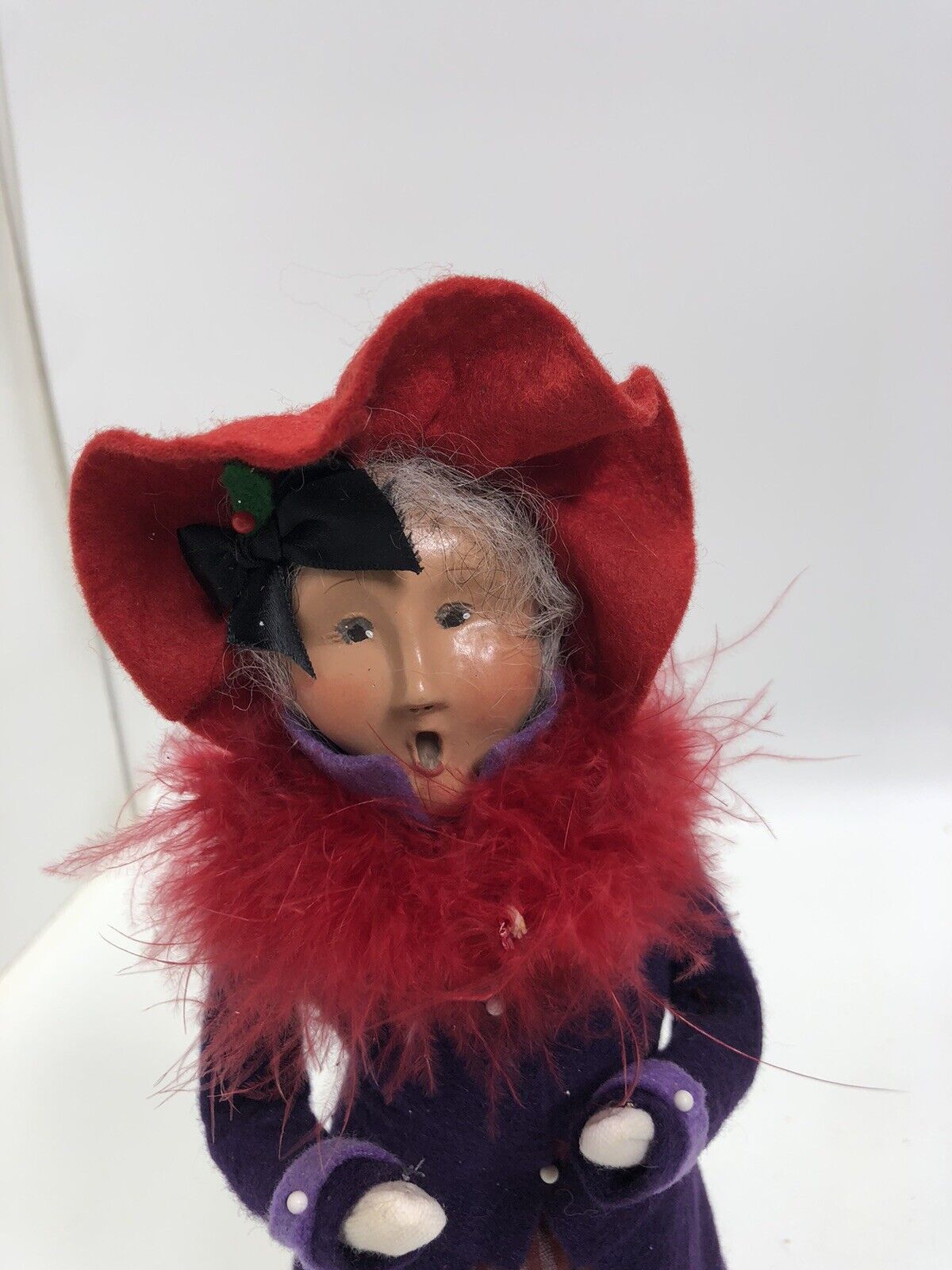 Byers Choice THE CAROLERS 2004 Lady Singer with Red Feather Boa