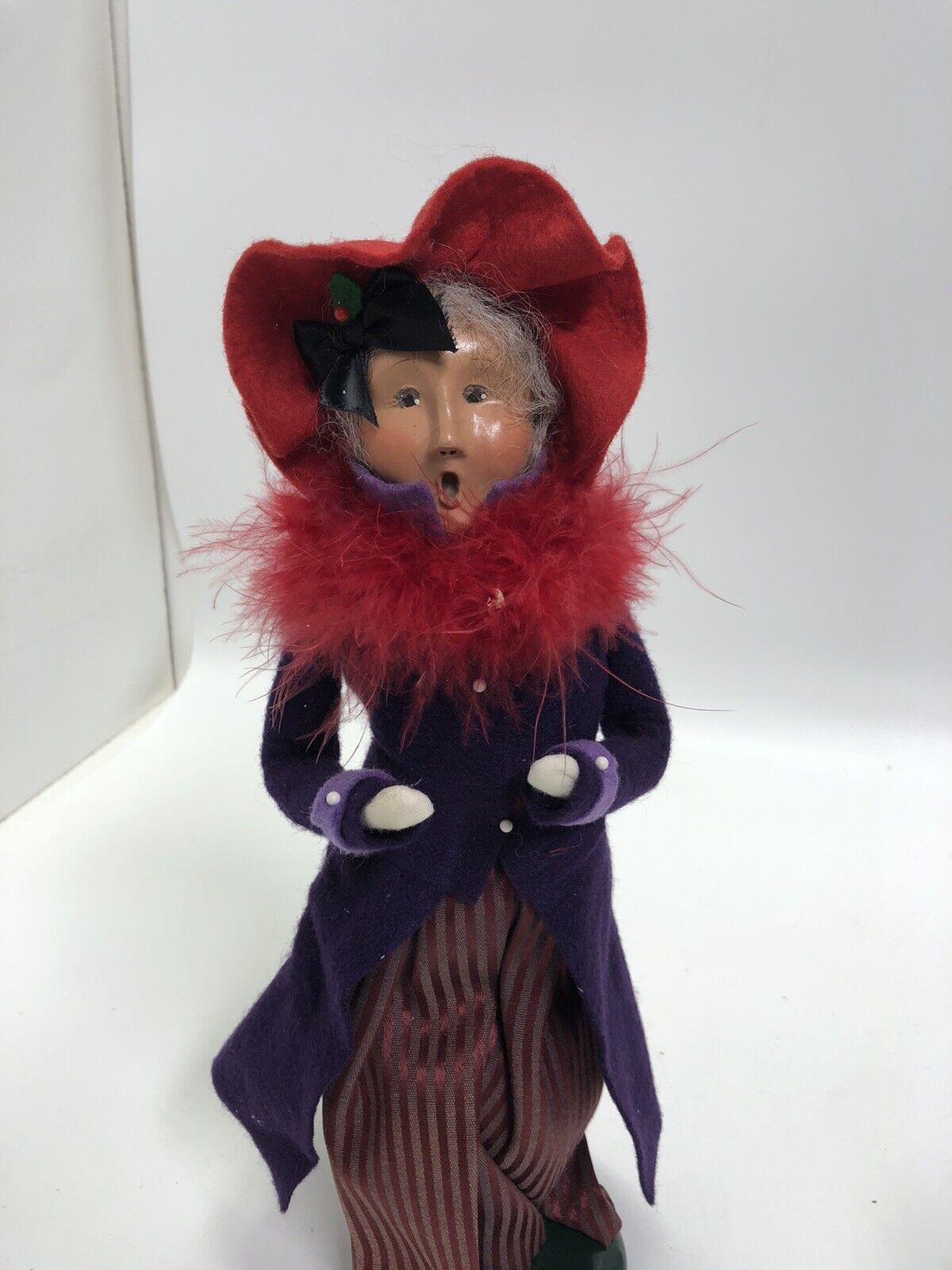 Byers Choice THE CAROLERS 2004 Lady Singer with Red Feather Boa