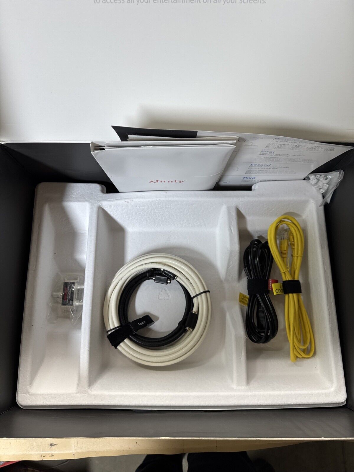 Comcast Xfinity X1 Entertainment Operating System/ New, Missing Some Parts