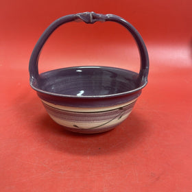 Ceramic basket with handle