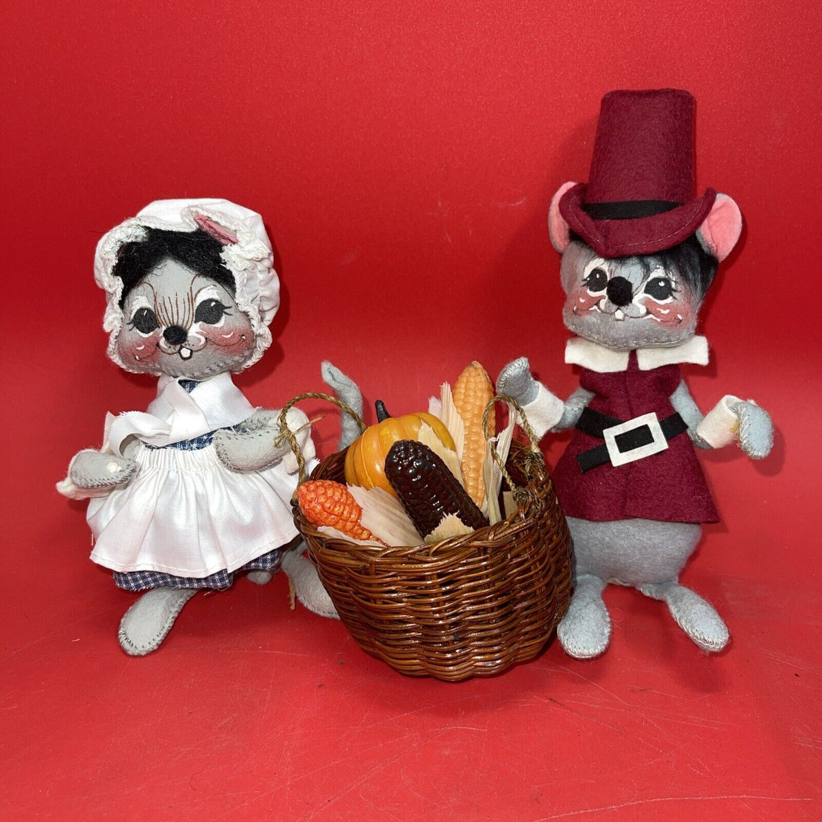 Annalee Mobilitee 1993  Thanksgiving Pilgrim Mice Couple With Basket