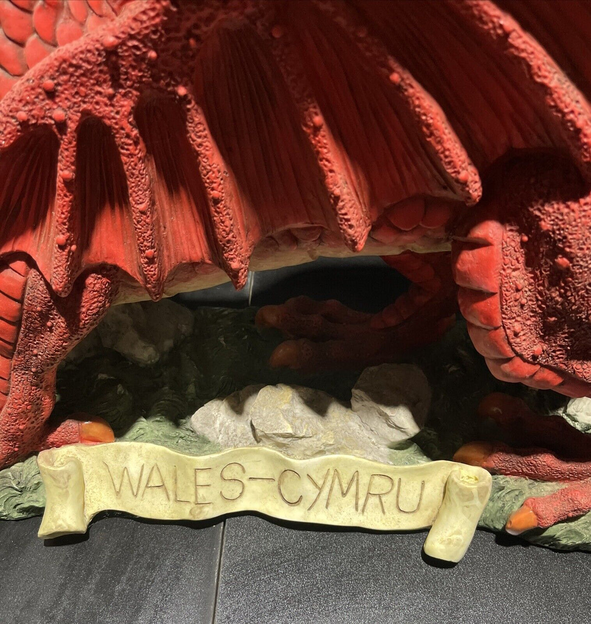 Design Toscano The Red Welsh Dragon Statue Wales Cymru