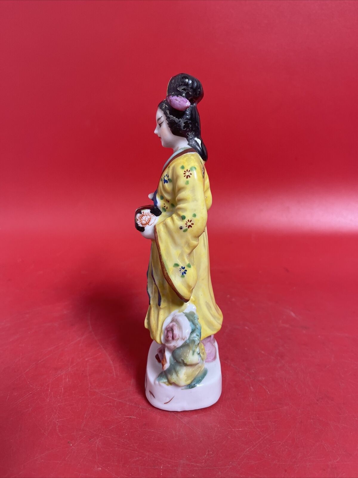 Vintage Geisha Figurine ~ Yellow Kimono ~ Japanese Style ~ Holding gift