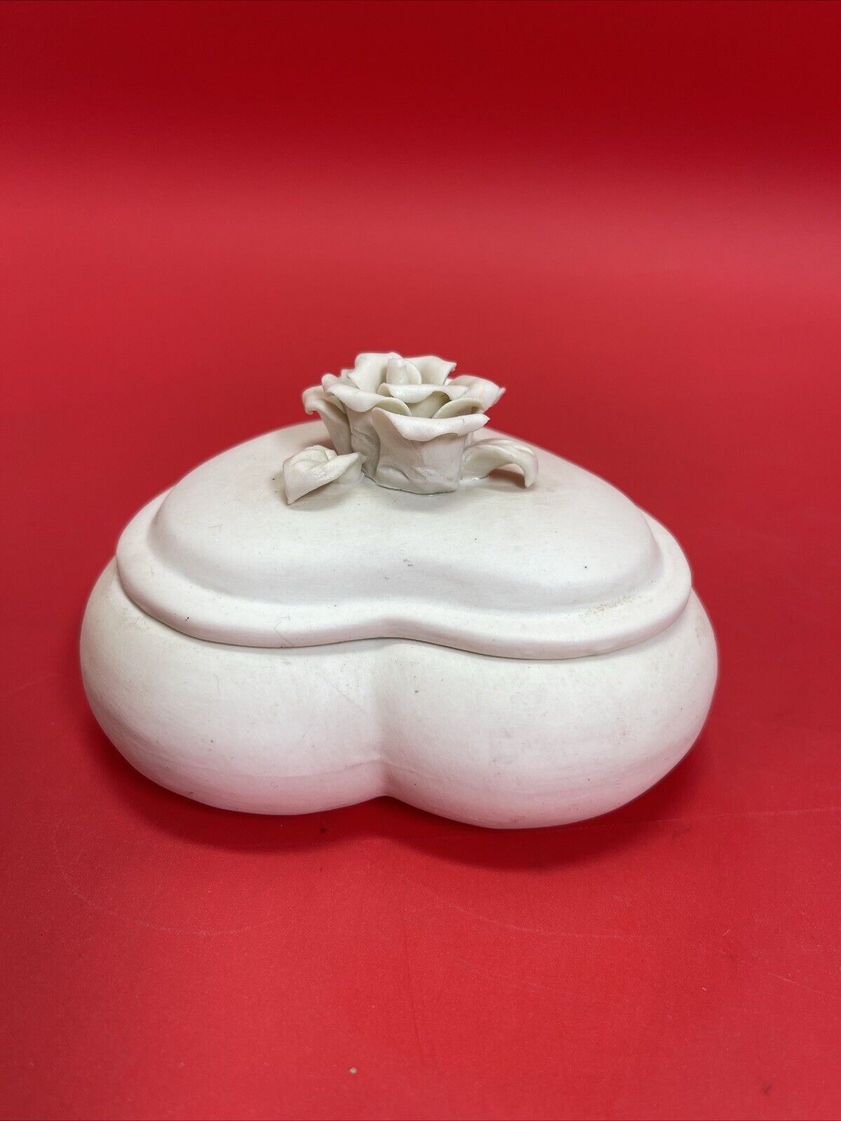 Ceramic trinket boxes, round and heart shaped, with rose, matte finish.Lot2
