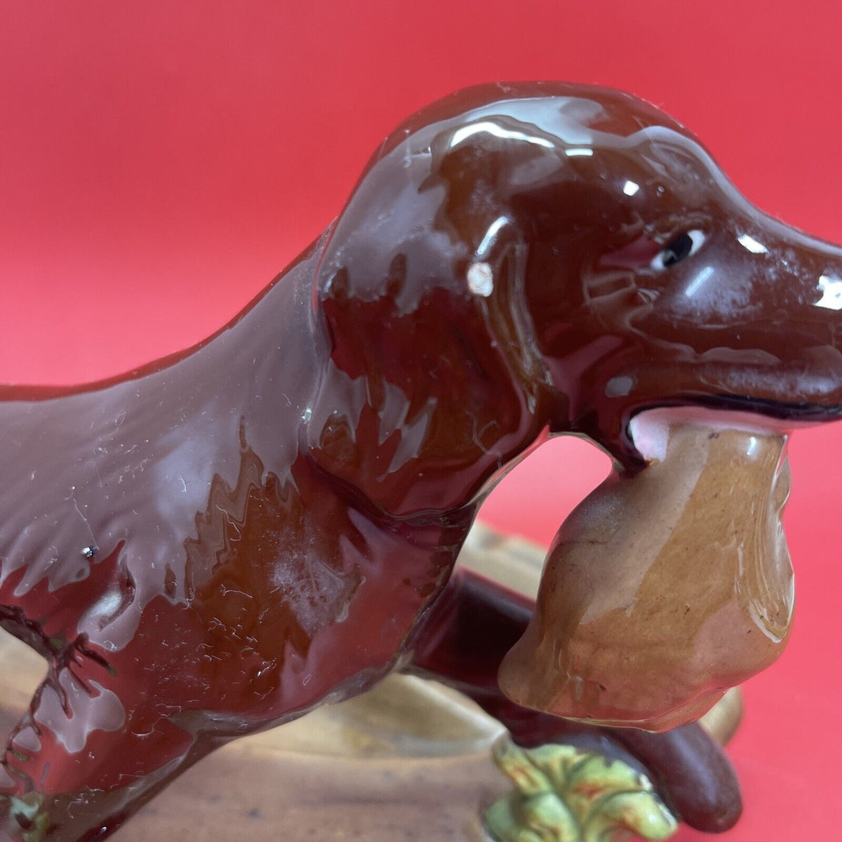 Ceramic figurine Hunting an Irish Setter dog “Duck in the mouth” on an stand