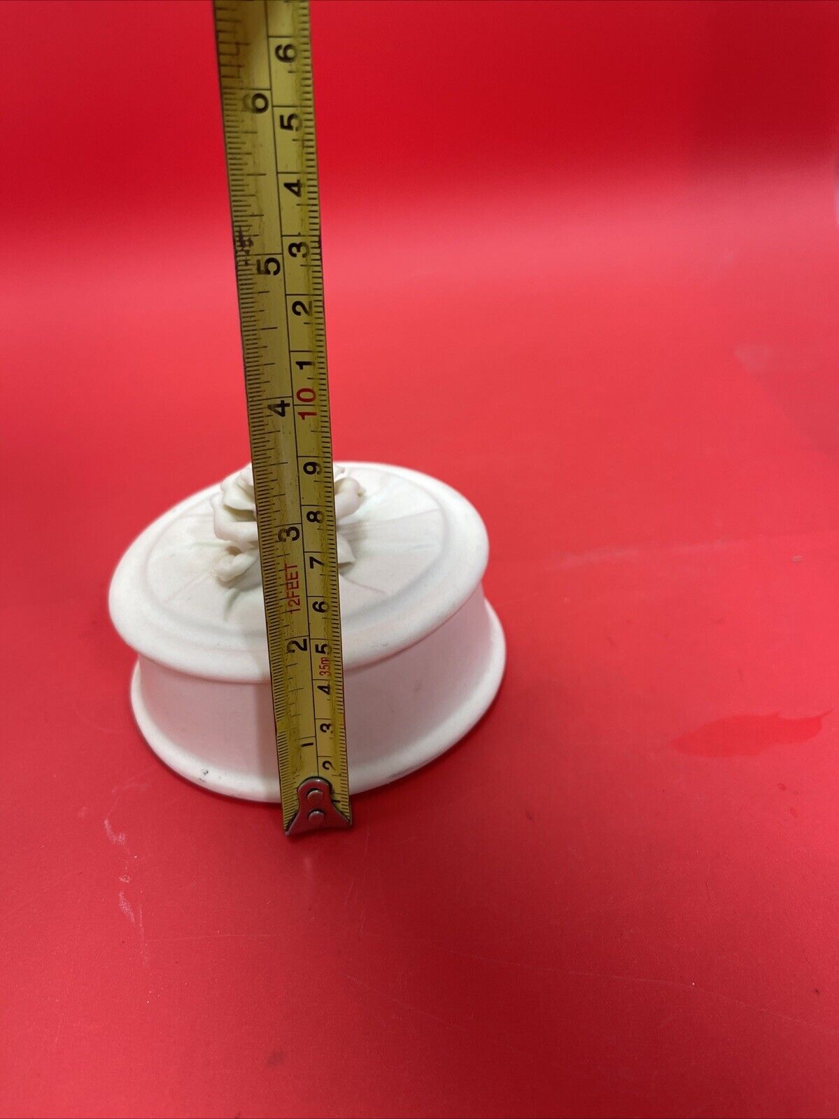 Ceramic trinket boxes, round and heart shaped, with rose, matte finish.Lot2