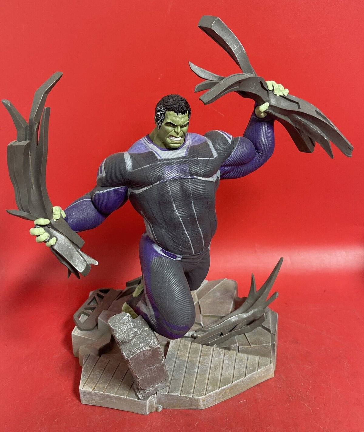 Marvel Gallery Avengers Endgame Tracksuit HULK Figure PVC Diorama