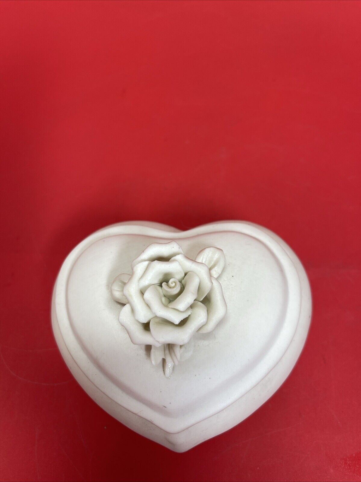 Ceramic trinket boxes, round and heart shaped, with rose, matte finish.Lot2