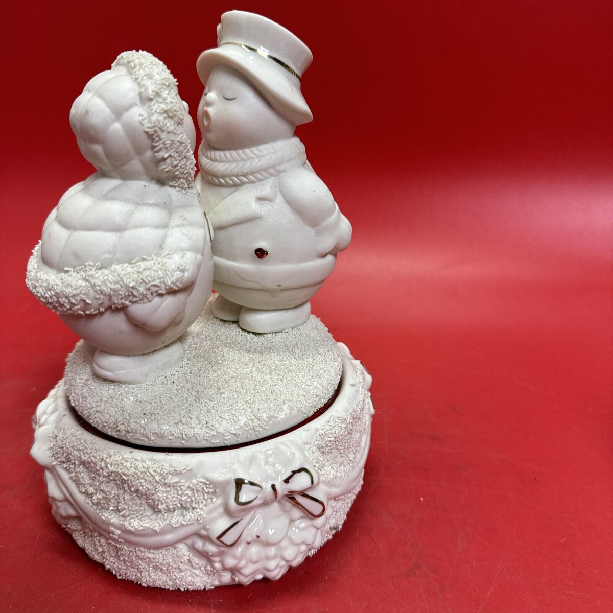 Home Collection Musical Ivory Bisque Snow Couple