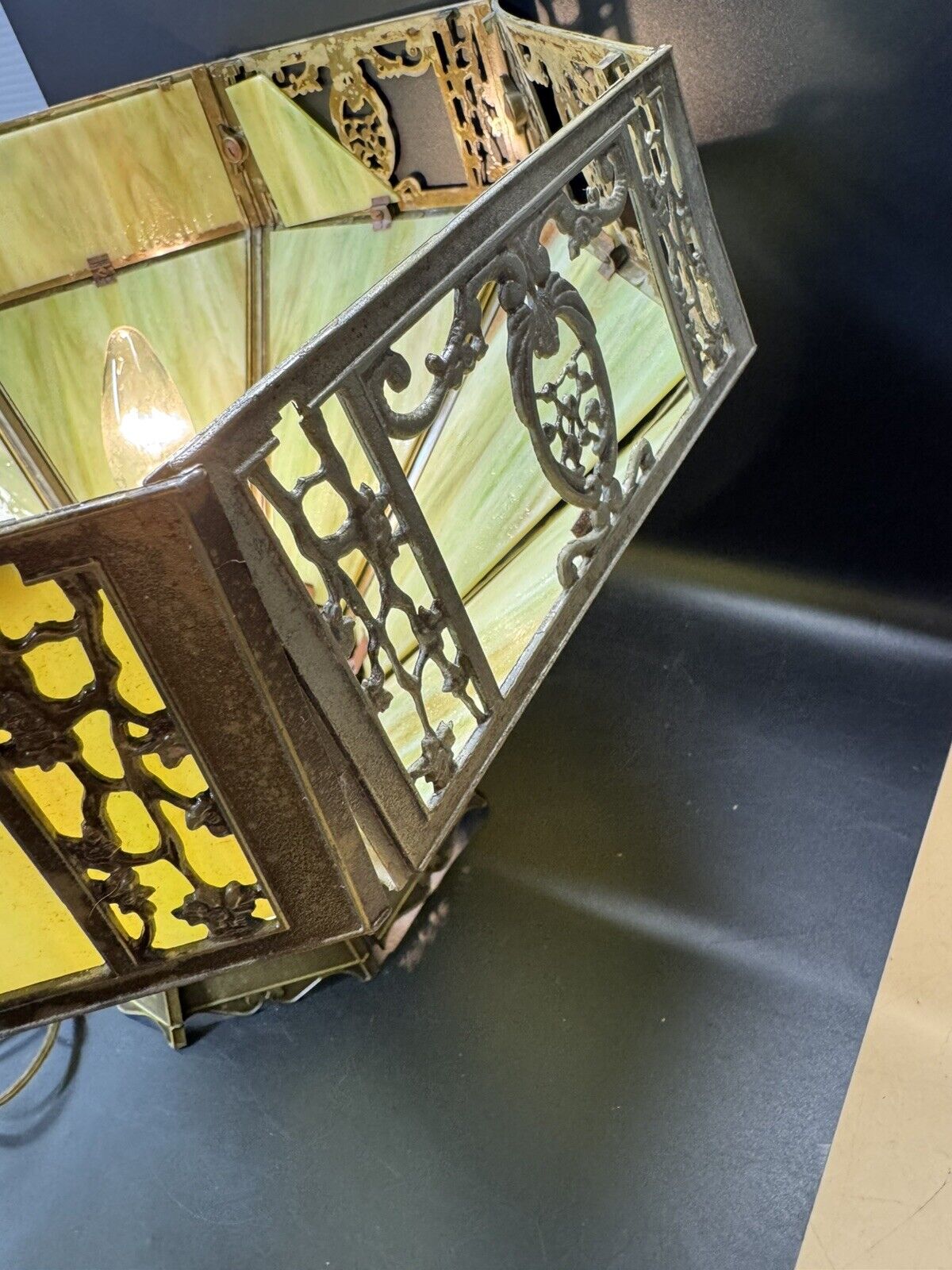 VINTAGE ENGLISH TUDOR TIFFANY STYLE SLAG GLASS HANGING LAMP LIGHT FIXTURE