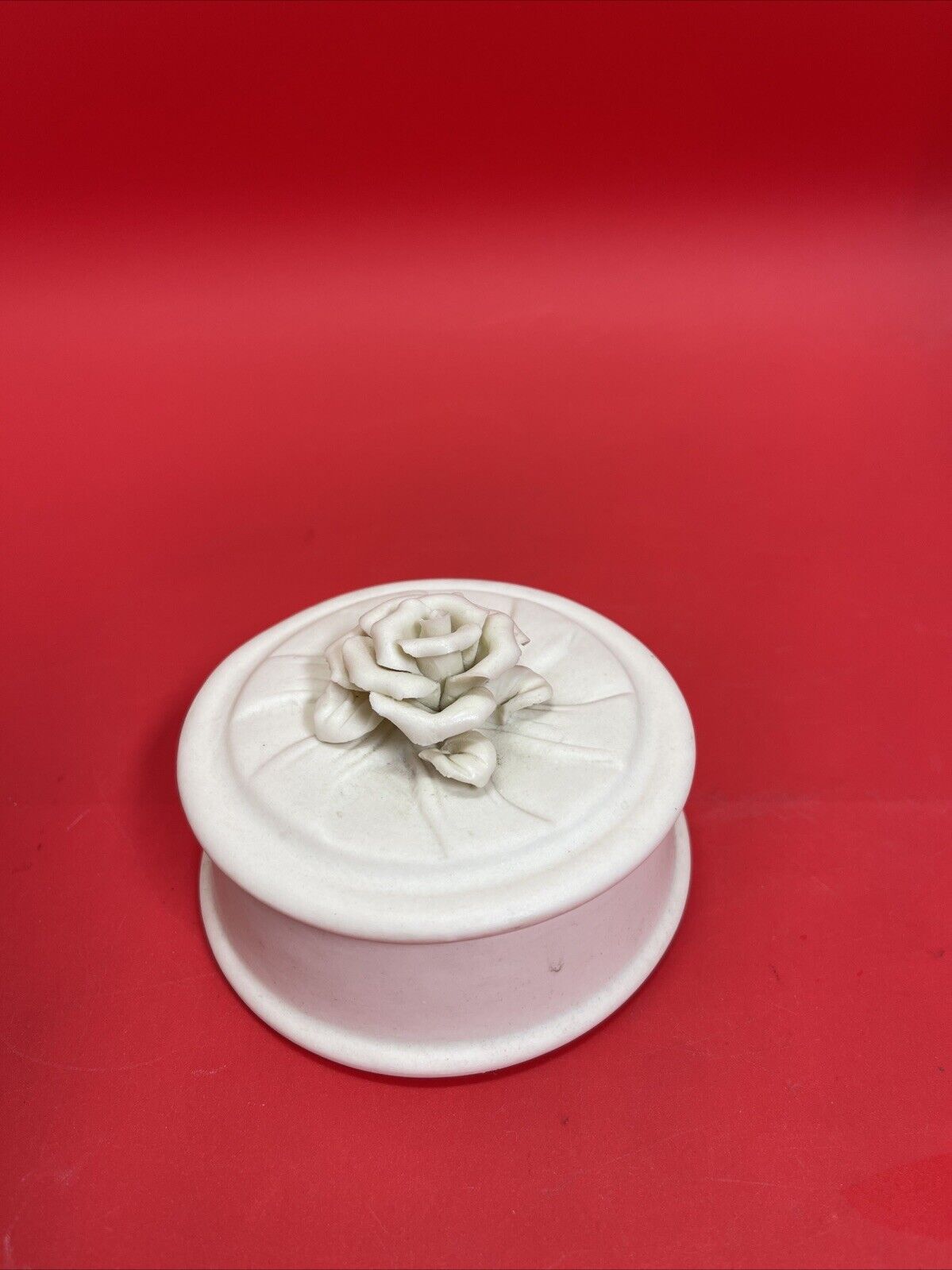 Ceramic trinket boxes, round and heart shaped, with rose, matte finish.Lot2