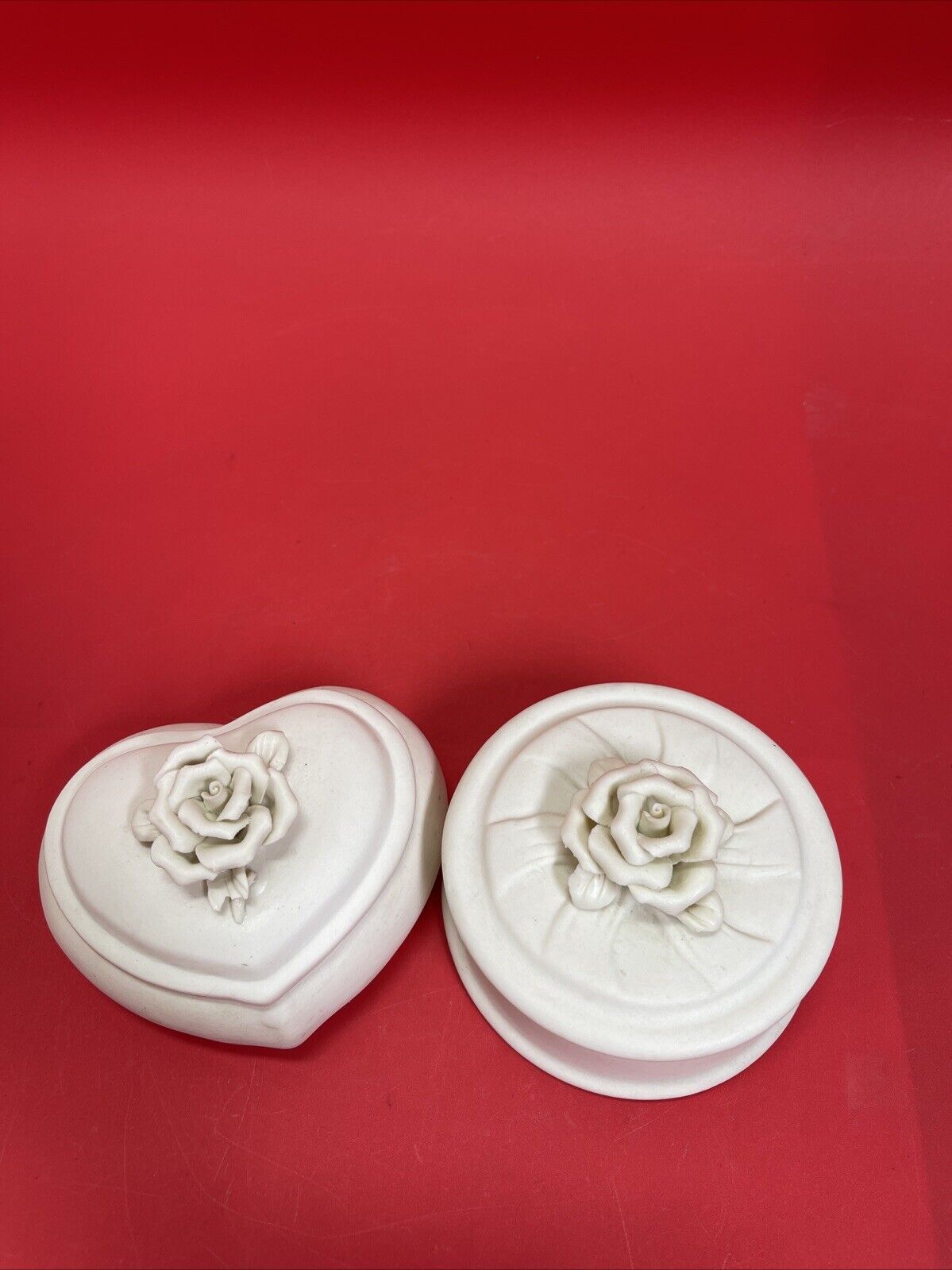 Ceramic trinket boxes, round and heart shaped, with rose, matte finish.Lot2