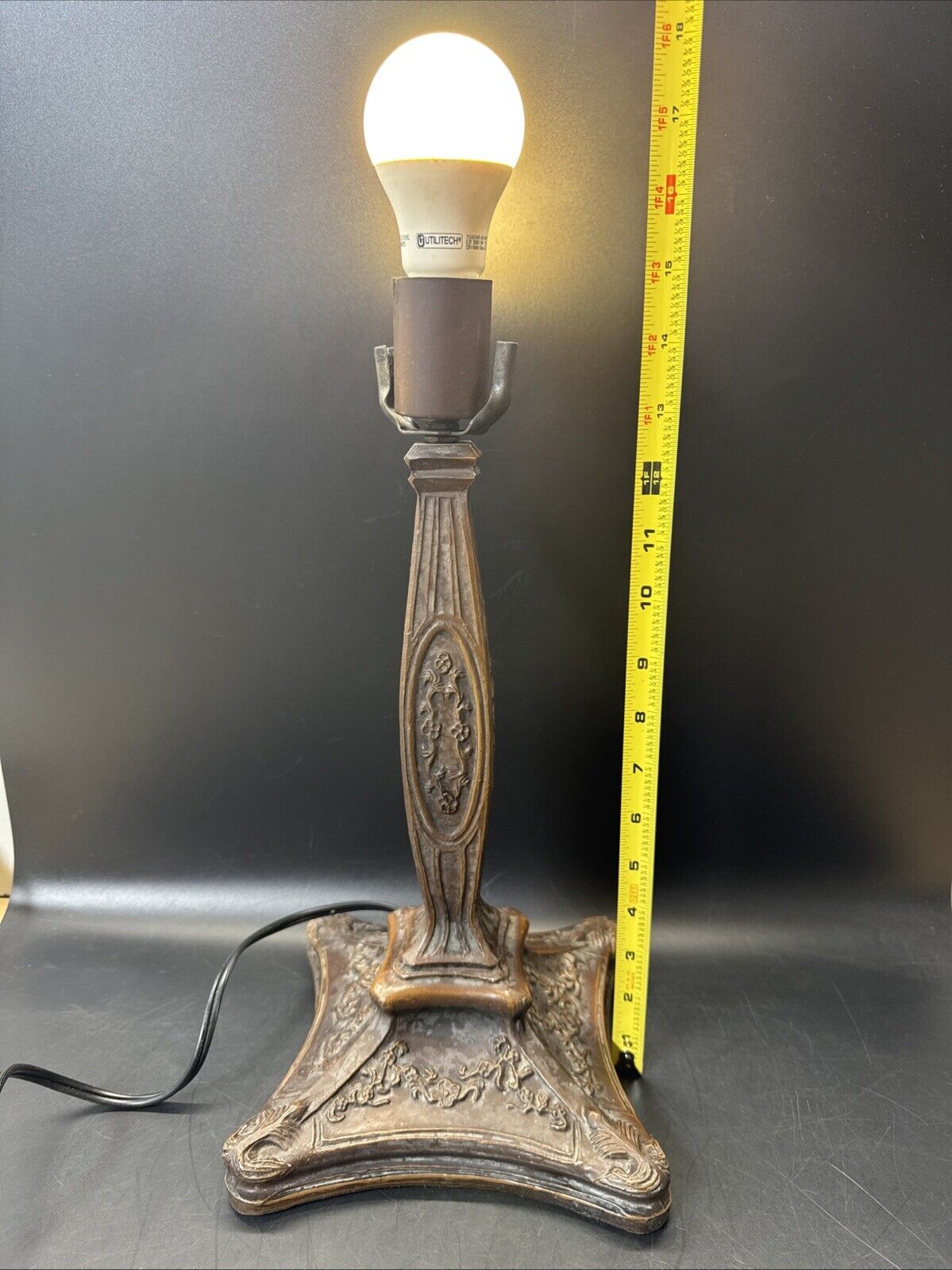 Vintage Art Deco Table Lamp ~15”