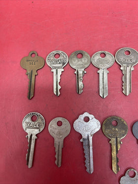 Job Lot of 27 Old Vintage Keys, Yale, Vassar,Corbin,Taylor-lot 4