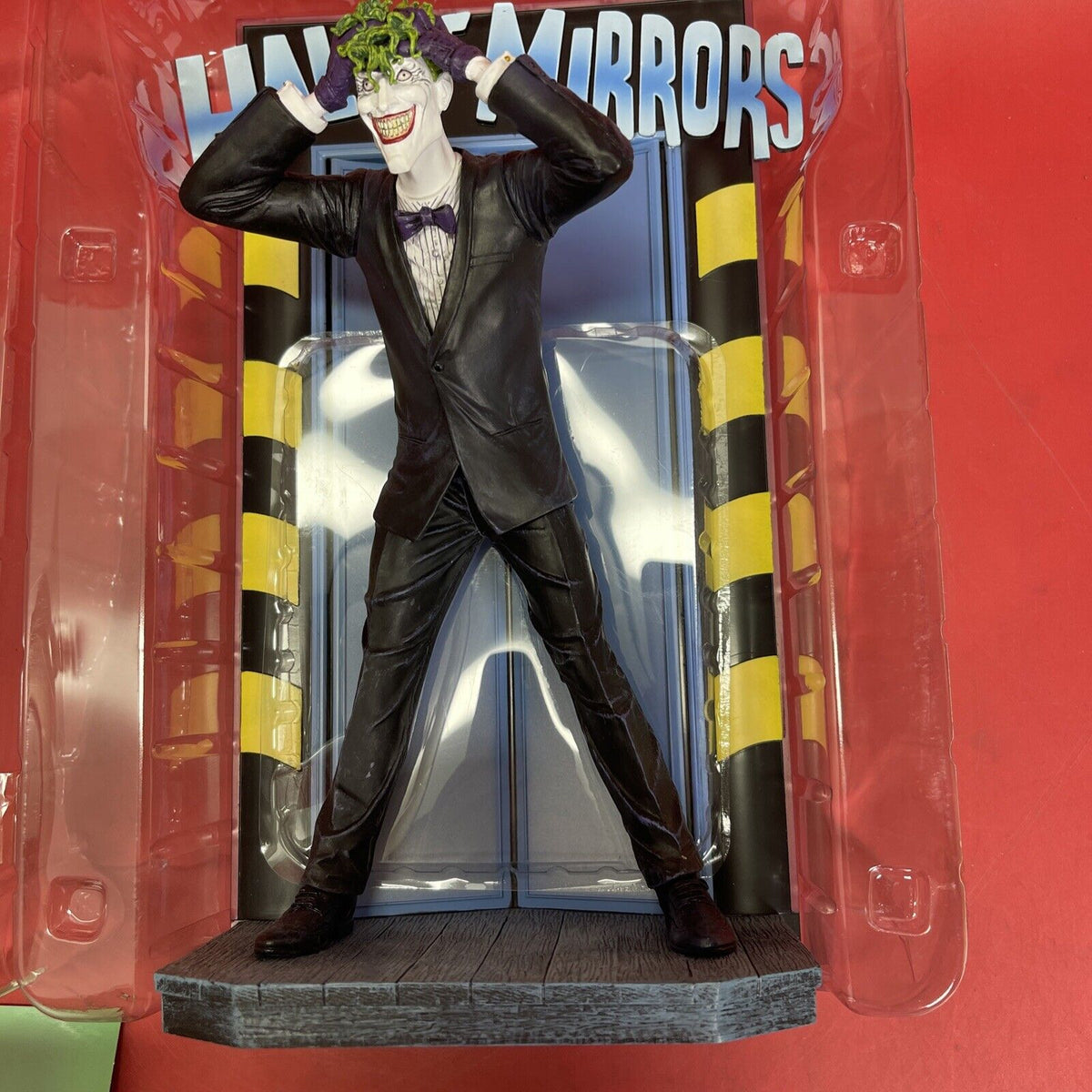 DIAMOND GALLERY DC THE JOKER FROM THE KILLING JOKE PVC DIORAMA 