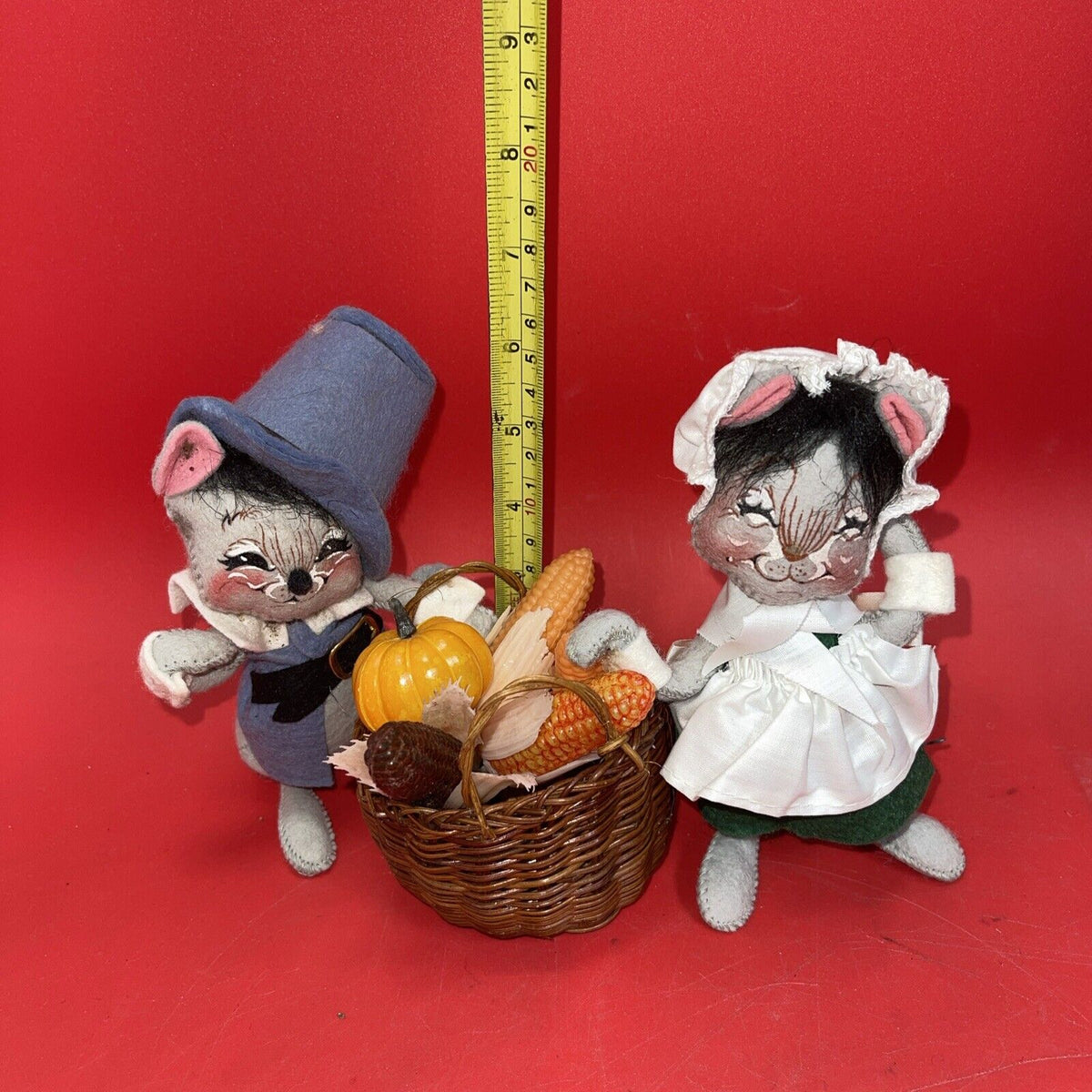 Annalee Mobilitee '93  Thanksgiving Pilgrim Mice Couple With Basket