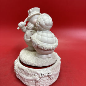 Home Collection Musical Ivory Bisque Snow Couple