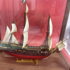 Vintage Model Ship ,,Captain Kidd’’ In a Wooden Frame & Glass