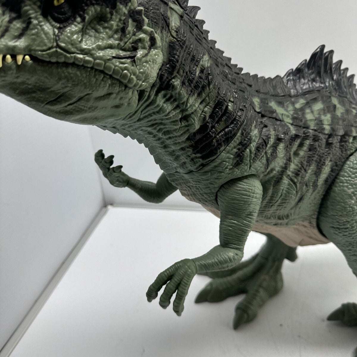 Jurassic World:Dominion Strike n Roar Gigantosaurus Dinosaur Toy GWD68