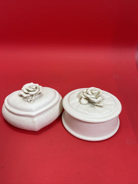 Ceramic trinket boxes, round and heart shaped, with rose, matte finish.Lot2