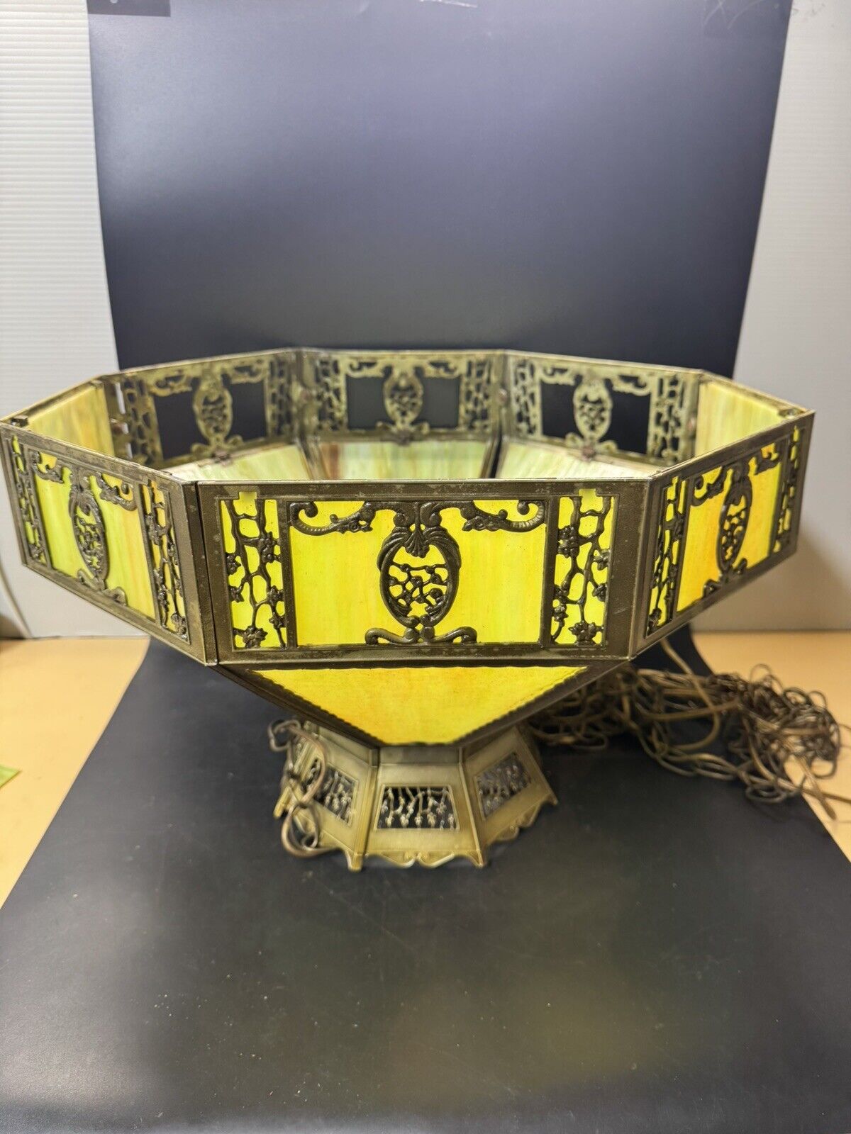 VINTAGE ENGLISH TUDOR TIFFANY STYLE SLAG GLASS HANGING LAMP LIGHT FIXTURE