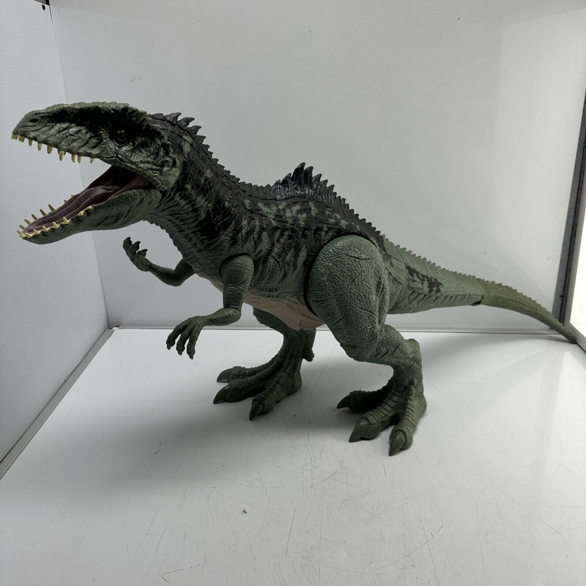 Jurassic World:Dominion Strike n Roar Gigantosaurus Dinosaur Toy GWD68