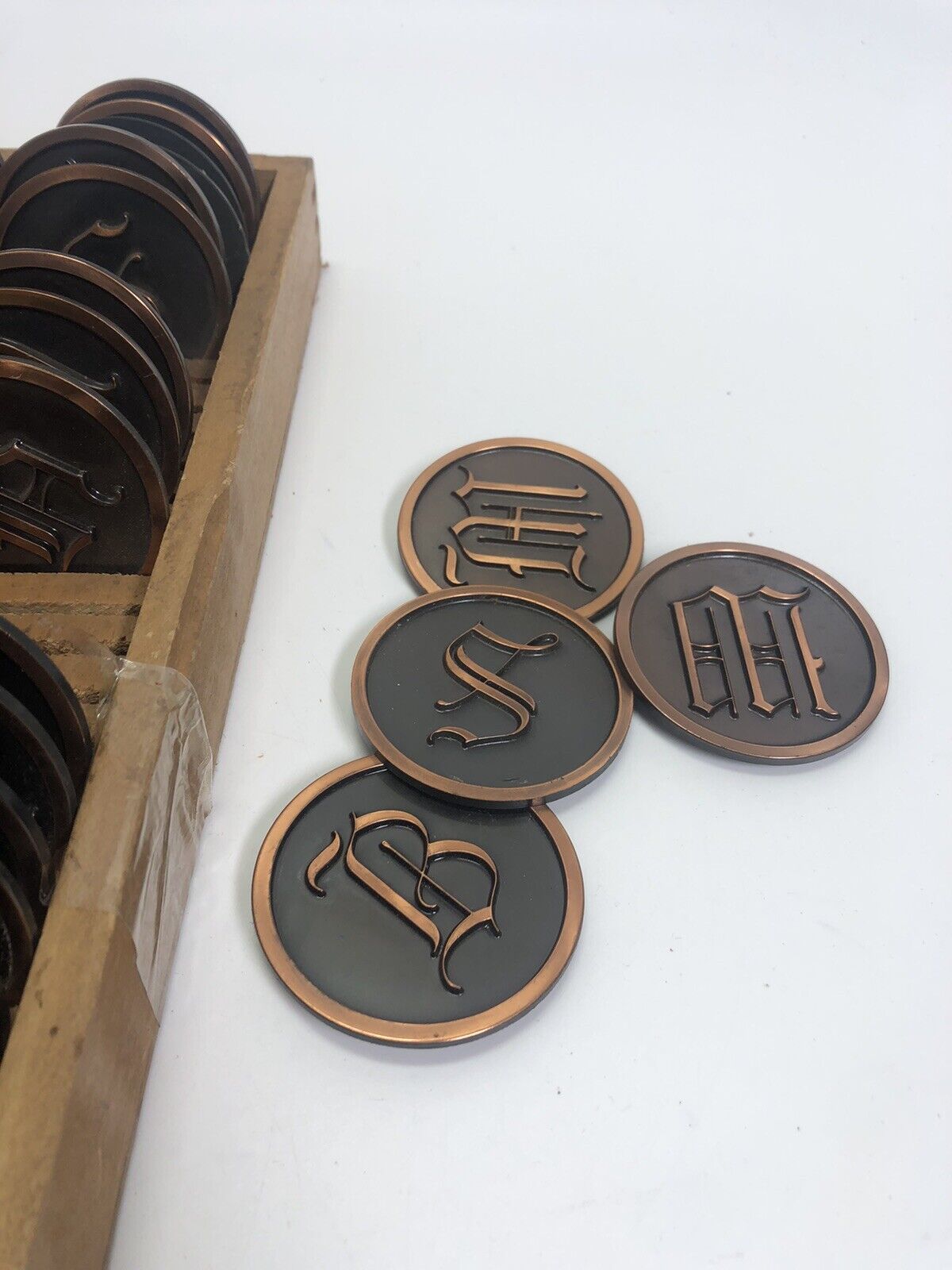 Vintage L.E. Mason Old English Letter Coaster Badge Set Silent Buttler Disc +Box