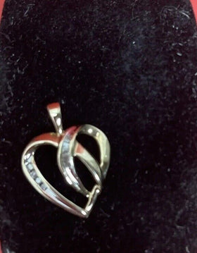 10K Yellow Gold Heart Pendant with Stones ./1.8g