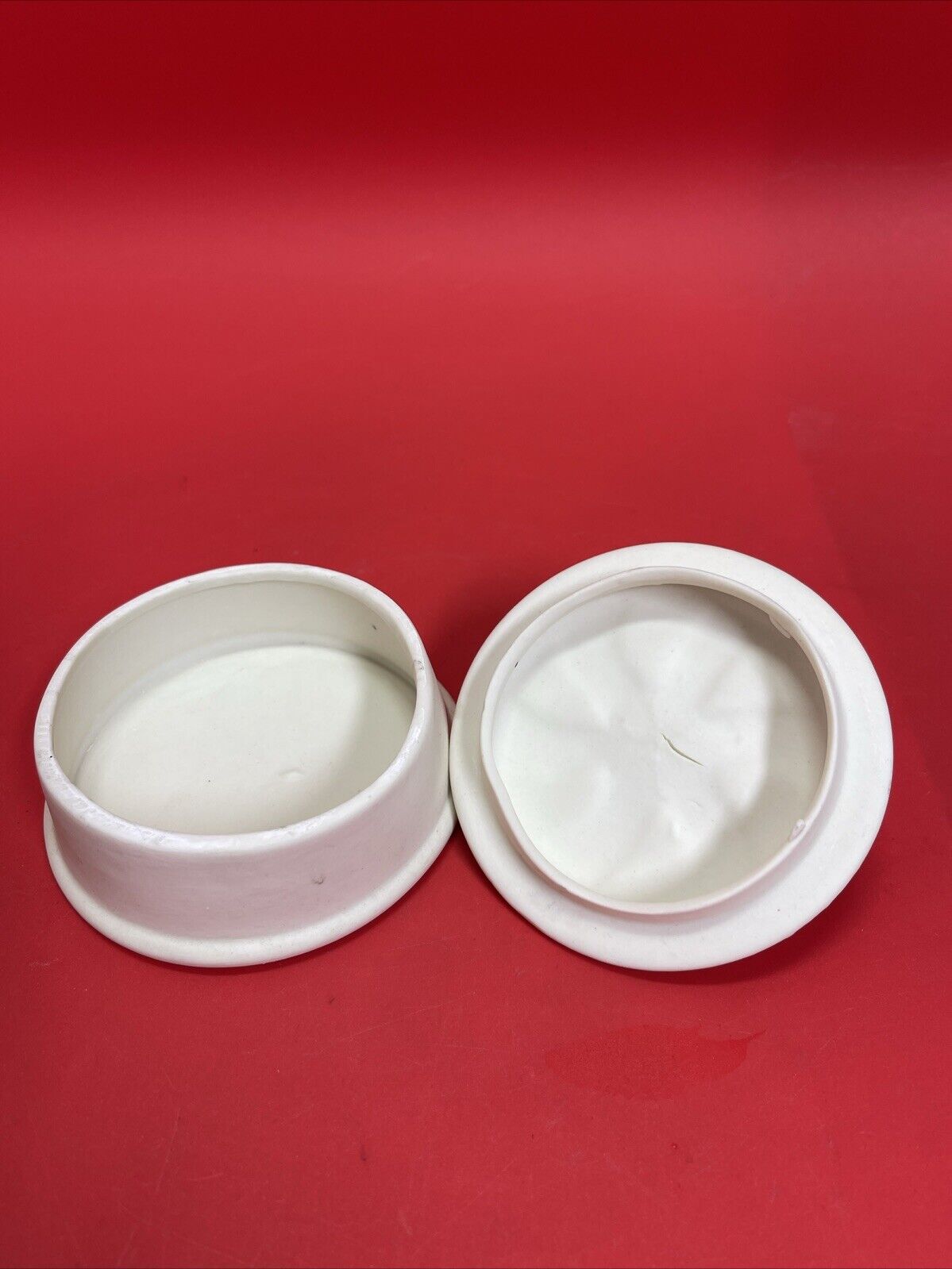 Ceramic trinket boxes, round and heart shaped, with rose, matte finish.Lot2