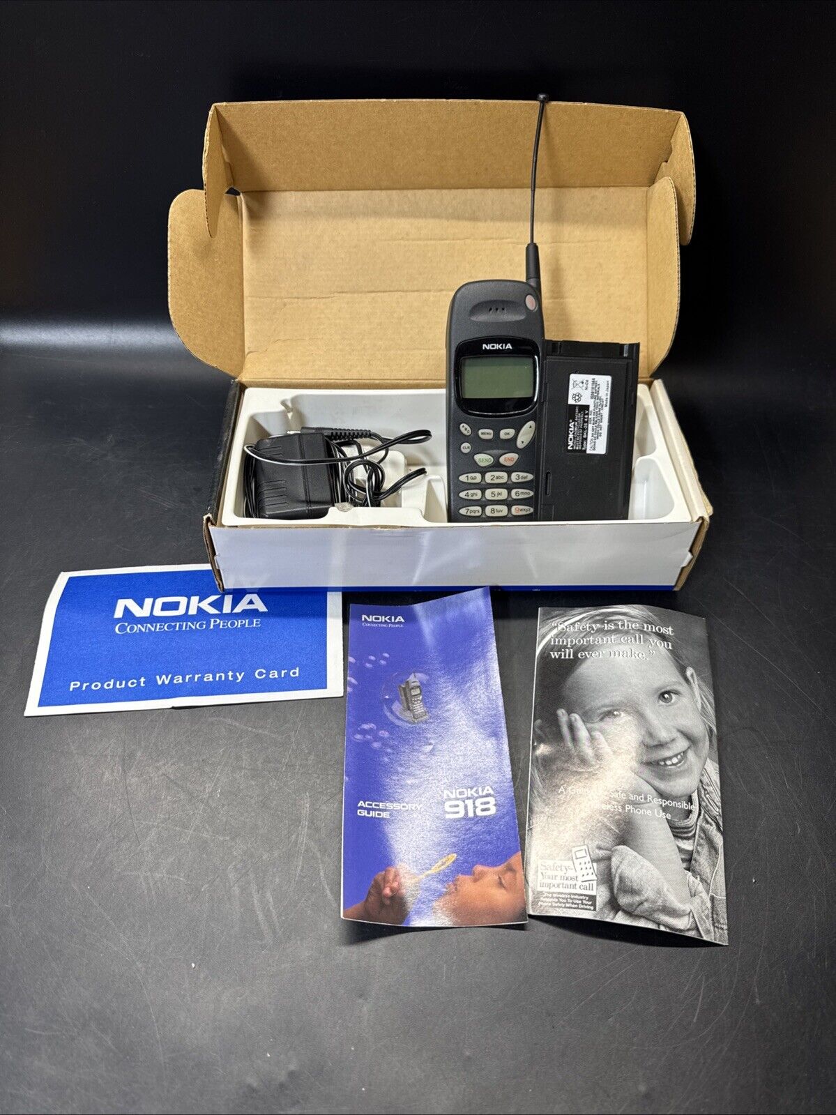 Nokia 918P Cell Phone W/BOX, BATTERY,CHARGER...POWERS UP