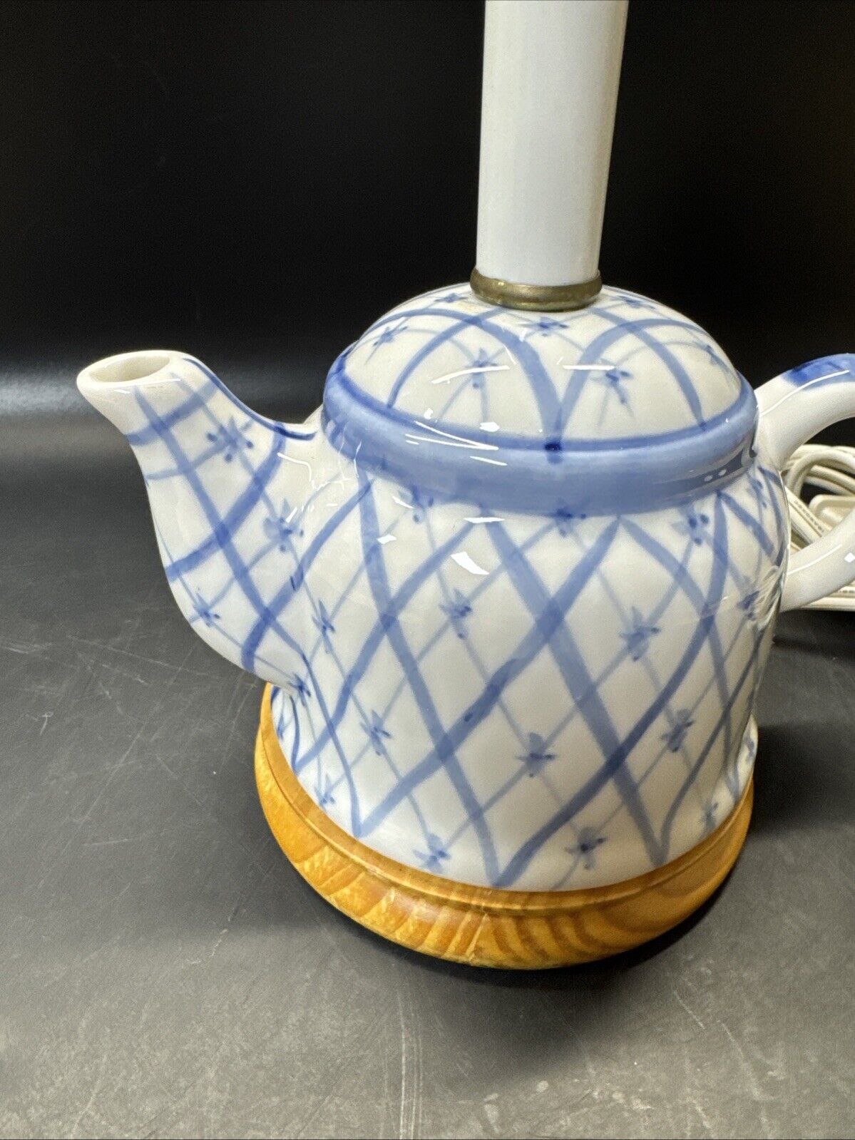 Vintage Hand-Painted Blue and White Teapot Accent Table Lamp