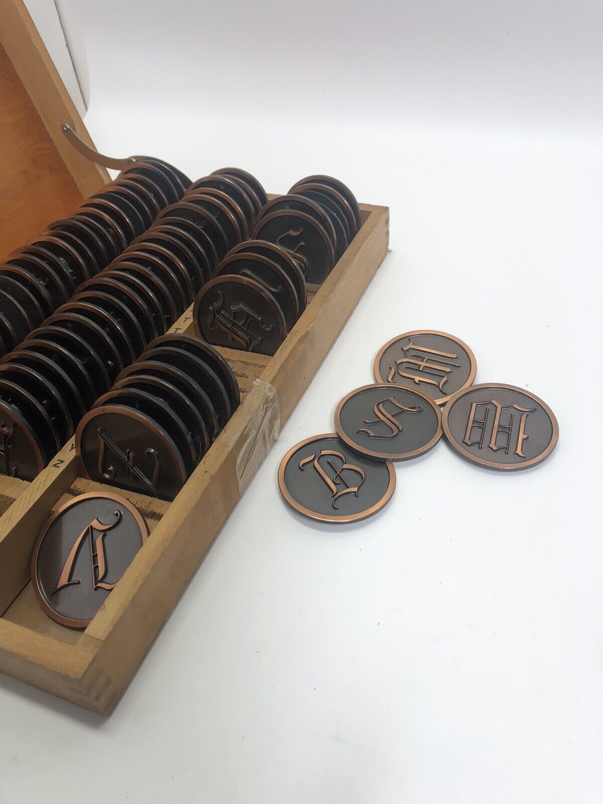 Vintage L.E. Mason Old English Letter Coaster Badge Set Silent Buttler Disc +Box