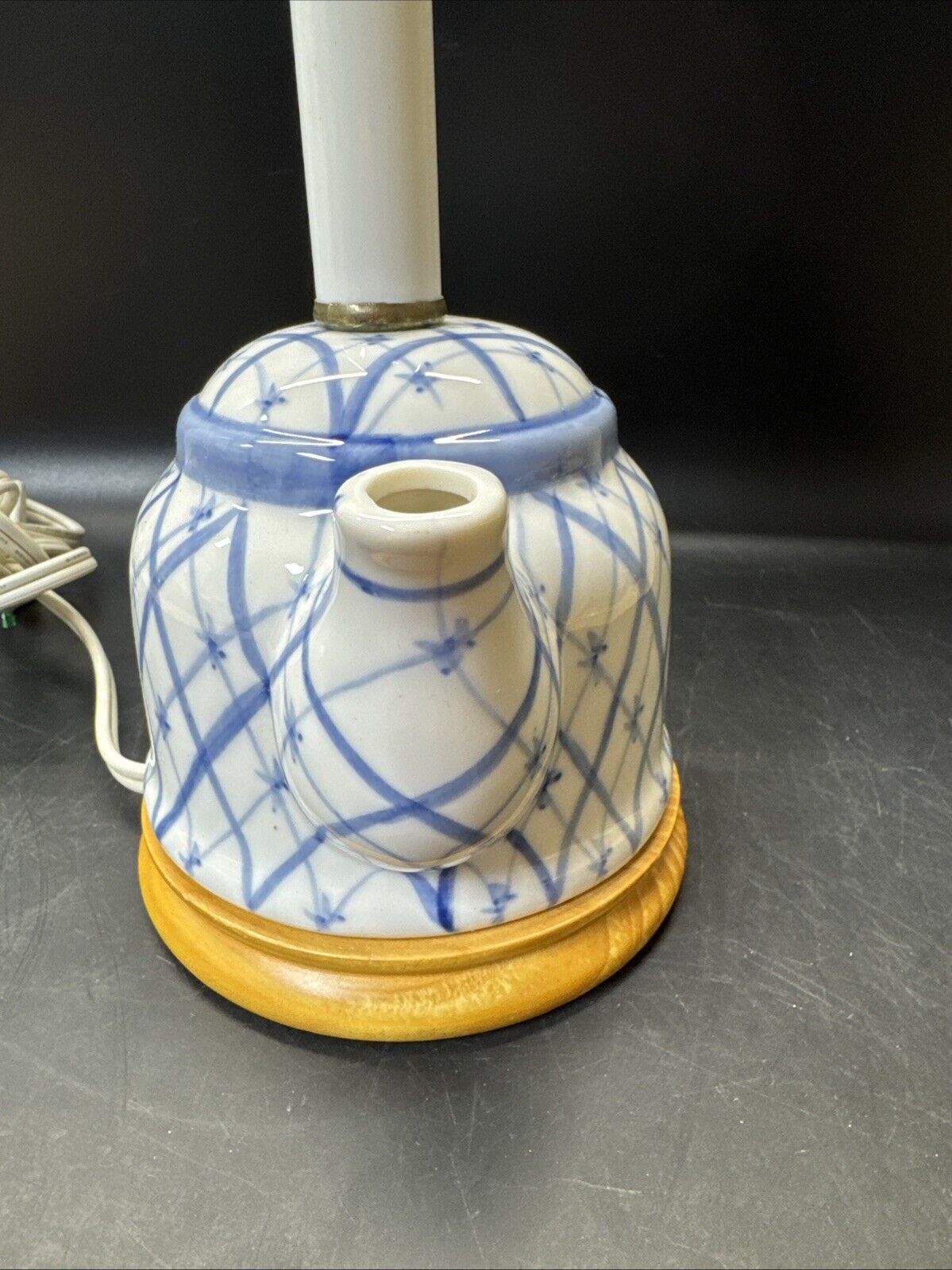 Vintage Hand-Painted Blue and White Teapot Accent Table Lamp