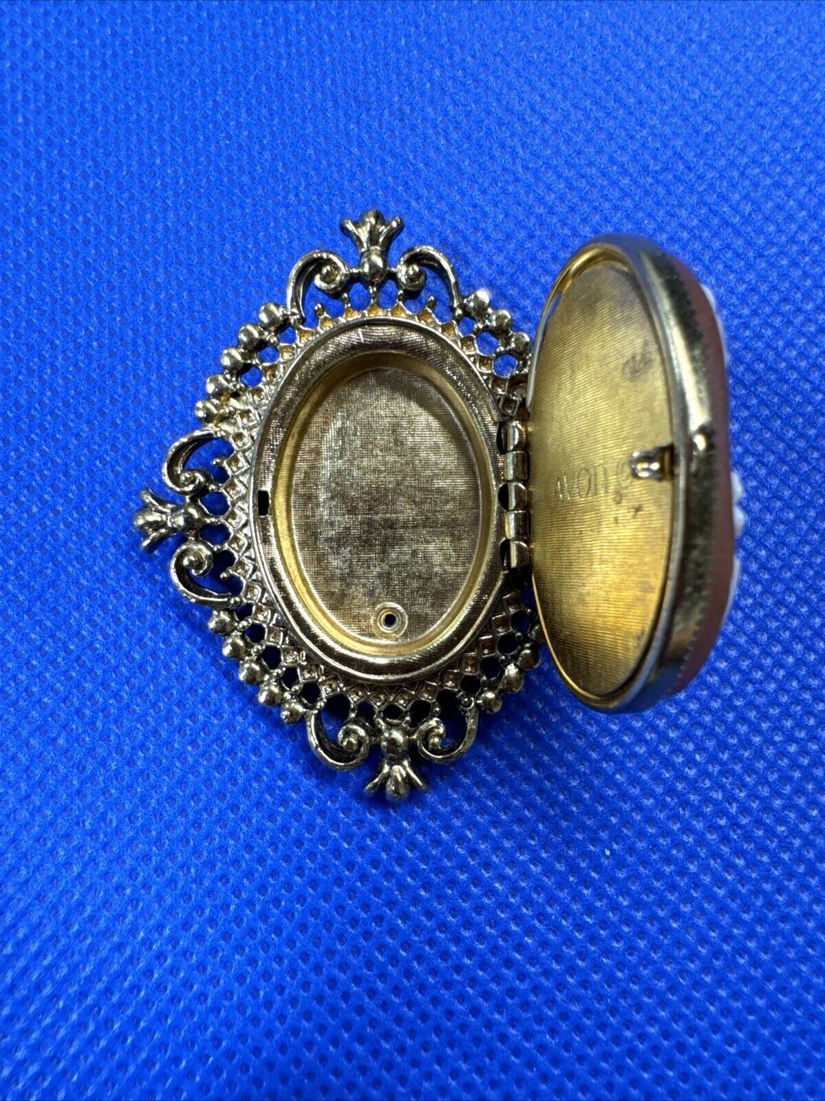 Vintage Avon Gold Tone Cameo Perfume Locket Brooch Pin