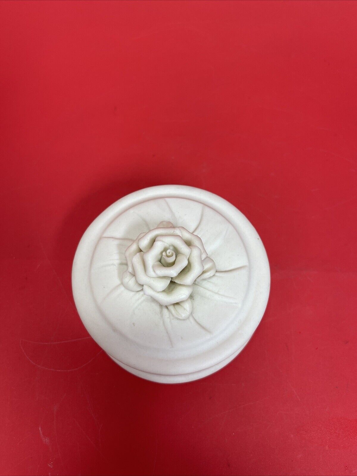 Ceramic trinket boxes, round and heart shaped, with rose, matte finish.Lot2