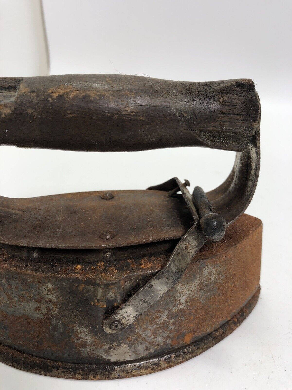 VINTAGE SAD IRON WITH COPPER BASE