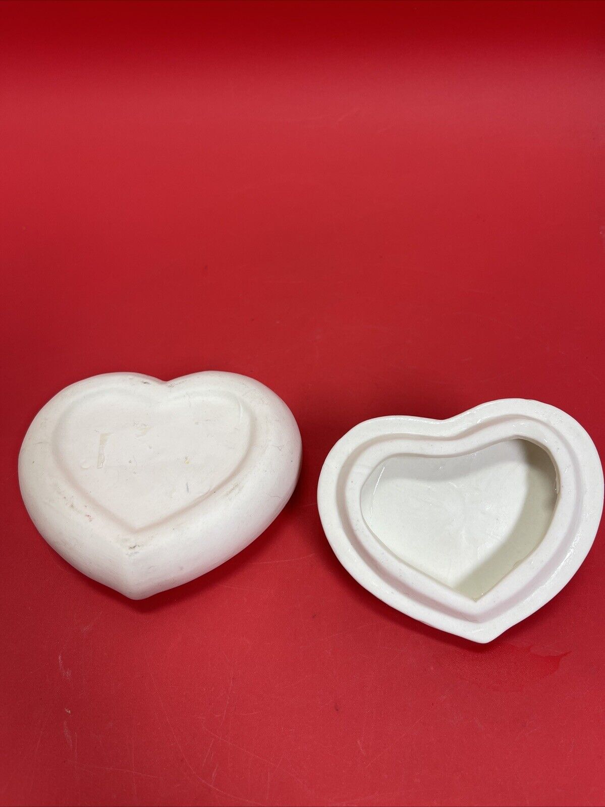 Ceramic trinket boxes, round and heart shaped, with rose, matte finish.Lot2
