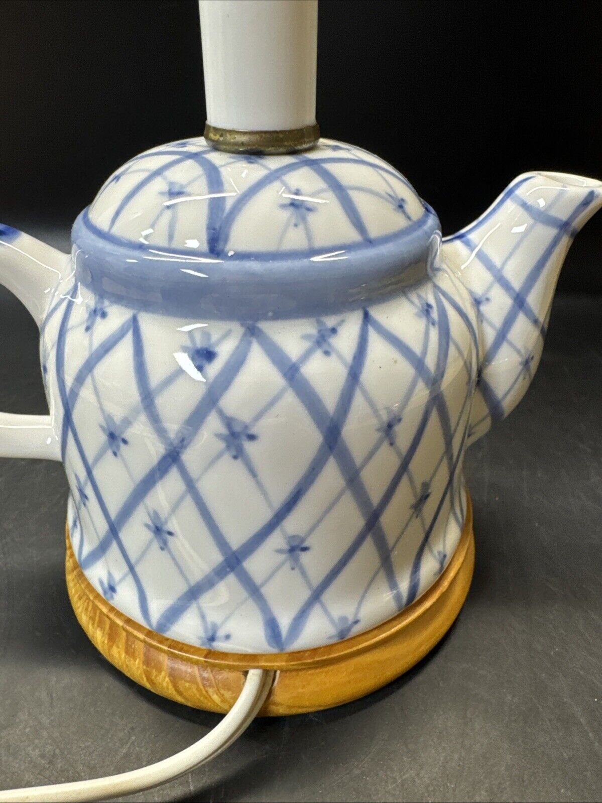 Vintage Hand-Painted Blue and White Teapot Accent Table Lamp