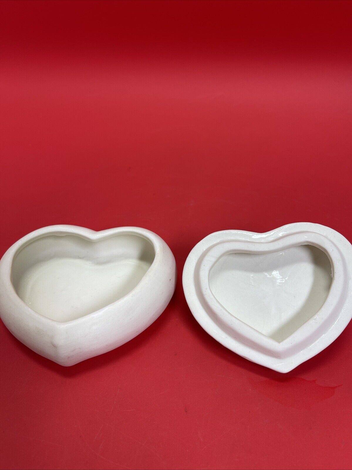 Ceramic trinket boxes, round and heart shaped, with rose, matte finish.Lot2