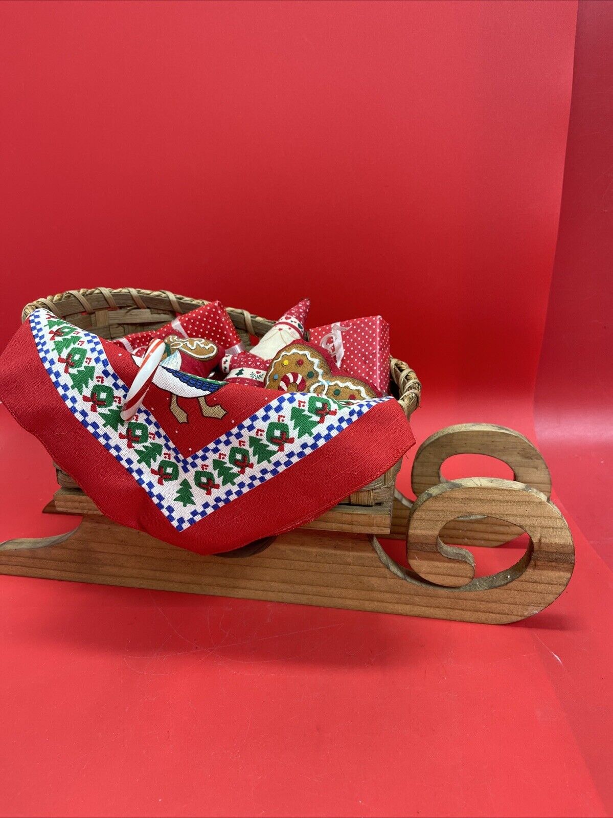 Vintage LTD Commodities Christmas Sleigh Wood & Straw Planter Basket Santa