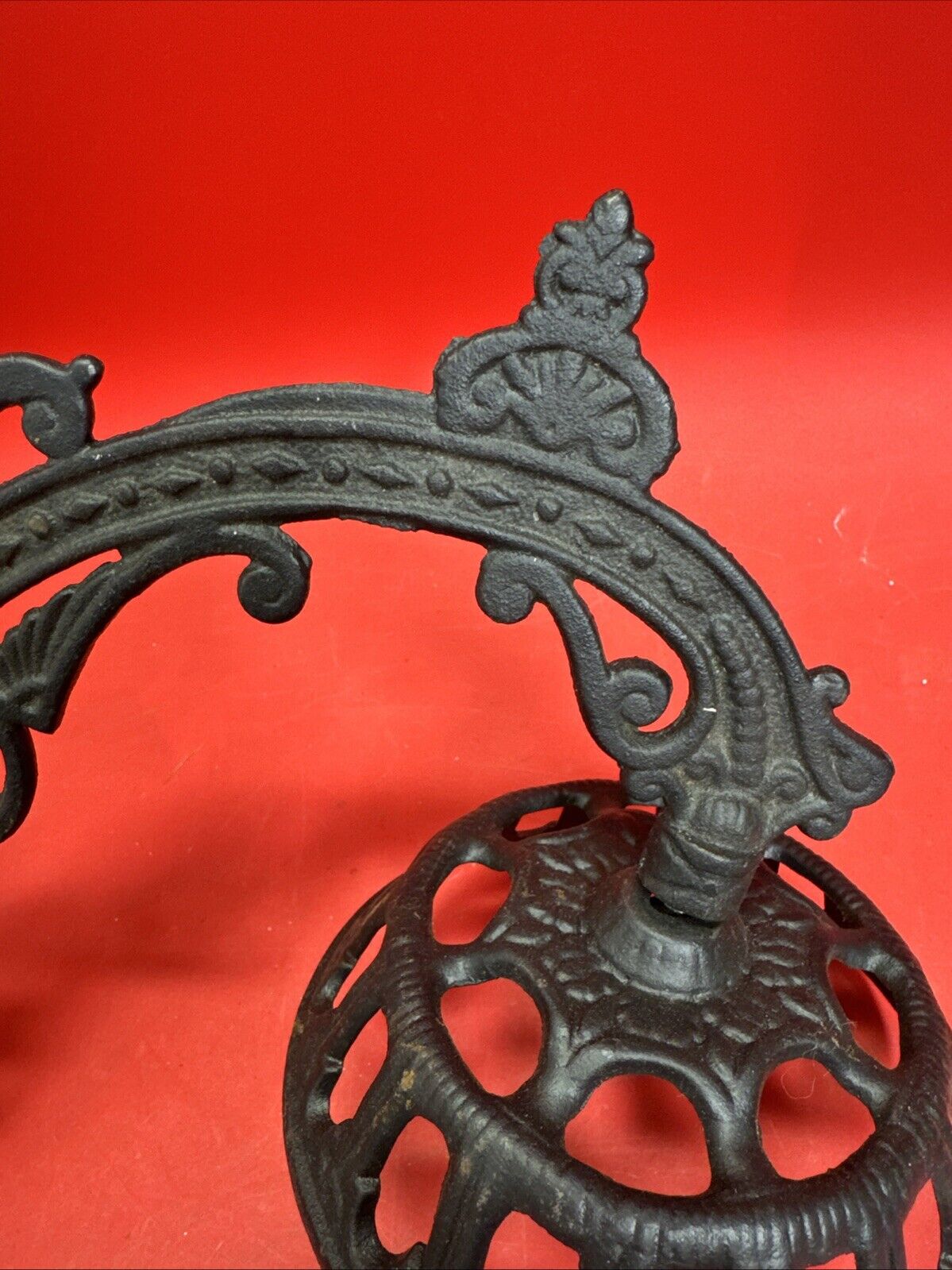 EARLY AMERICAN VICTORIAN STYLE 11 INCH CAST-IRON WALL BRACKET FOR OIL LAMPS