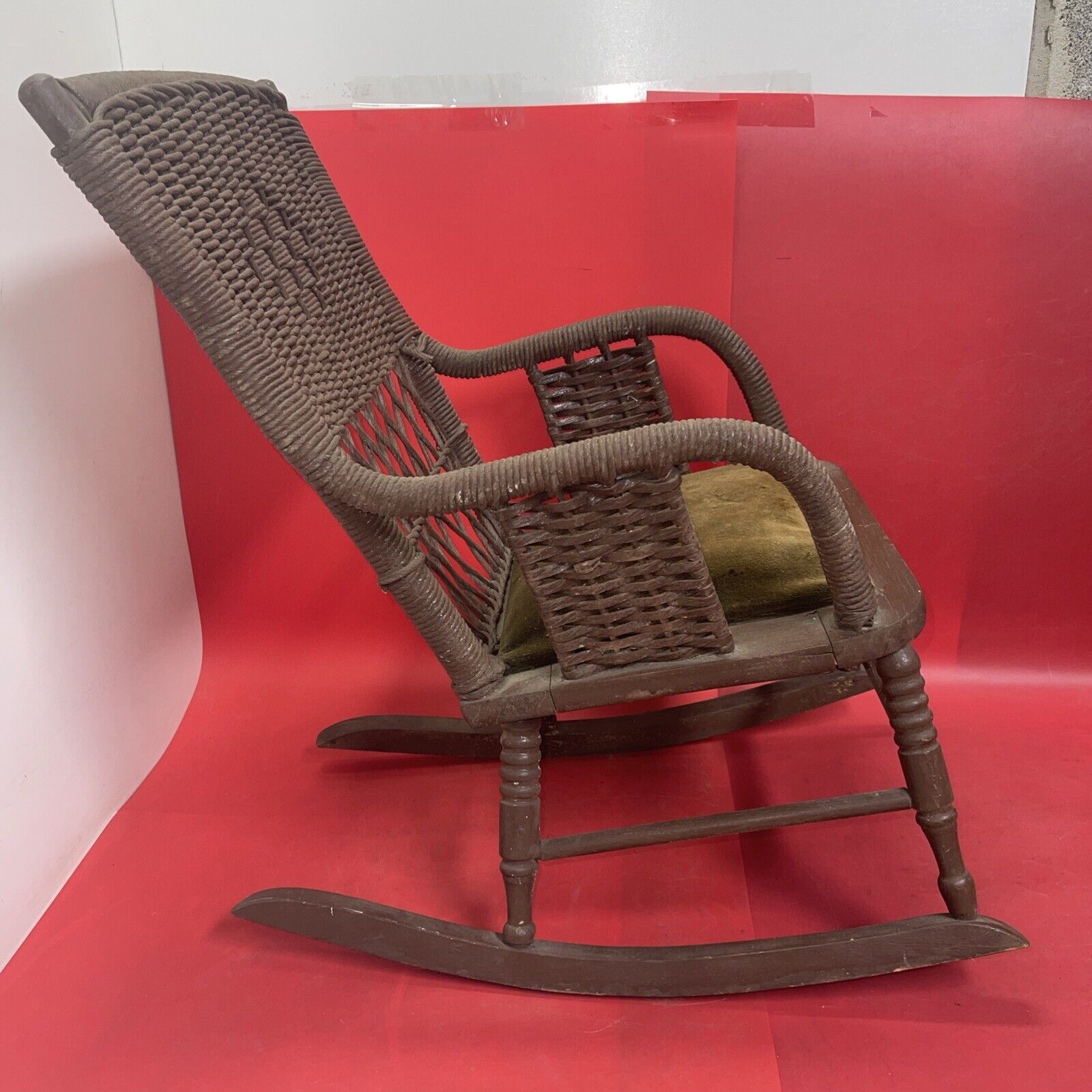 ANTIQUE CHILDS WICKER ROCKING CHAIR EXCELLENT CONDITION – Treasures1906