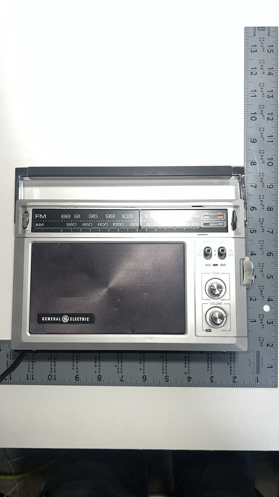 Vintage GE General Electric 7-2850A AM FM Dual Power Radio. Details in the photo