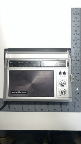 Vintage GE General Electric 7-2850A AM FM Dual Power Radio. Details in the photo